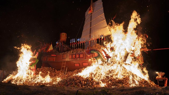 FOTO: Ritual Bakar Kapal Tongkang untuk Usir Roh Jahat di Malaysia