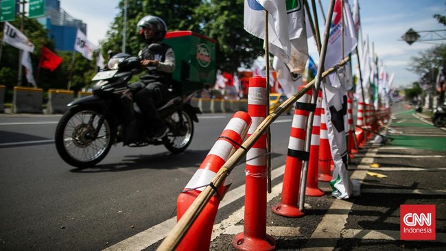 Alat peraga kampanye kembali memakan korban, dua ibu-ibu jatuh dari sepeda motor usai tertimpa baliho caleg di Cakung.