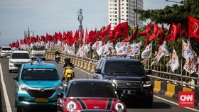 Polisi Tertibkan Bendera Parpol Usai Picu Kecelakaan di Mampang