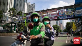 FOTO: Semrawut Alat Peraga Kampanye Pemilu 2024 di Jalan Ibu Kota