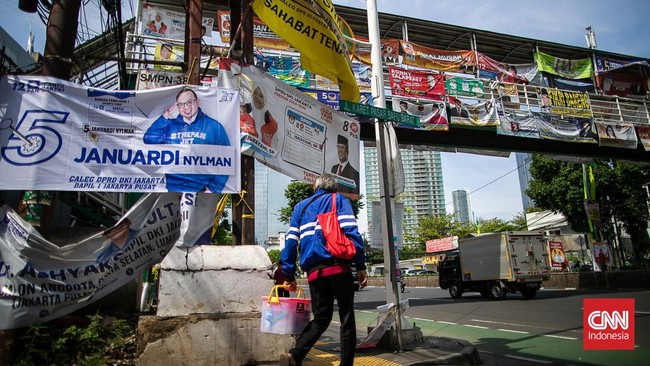 Ketua Bawaslu RI Rahmat Bagja mengatakan jajarannya bakal menertibkan sendiri alat peraga kampanye (APK) yang melanggar aturan.
