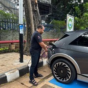 Tiang Listrik punya Fungsi Baru! Sekarang Bisa buat Charge Kendaraan Listrik, Ada di Mana?