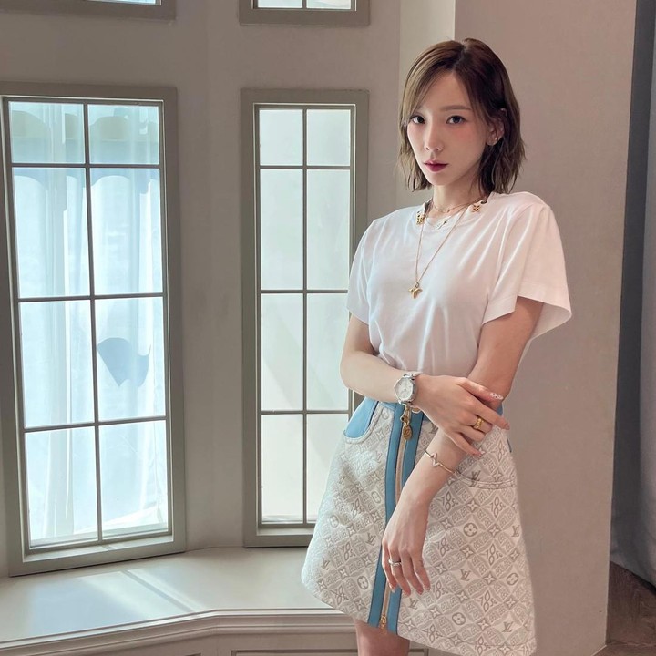 <p>Taeyeon anggota SNSD memiliki gaya rambut pendek <em>lob side-parted</em> dengan ujung yang dibiarkan berantakan, membuat rahang artis Korea cantik ini tampak lebih tajam. (Foto: Instagram @taeyeon_ss)</p>