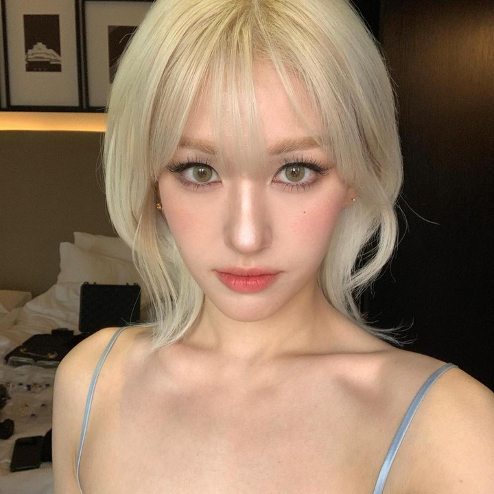 <p>Terakhir, Jeon Somi memiliki gaya rambut pendek bob dengan warna pirang butter yang hampir selaras dengan warna kulitnya. (Foto: Instagram @somsomi0309)</p>