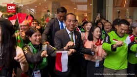 VIDEO: Jokowi Disambut Meriah dan Ikut Joget Bareng WNI di Vietnam