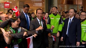 VIDEO: Tiba di Vietnam, Jokowi Joget Bareng WNI dan Pengendara Ojol