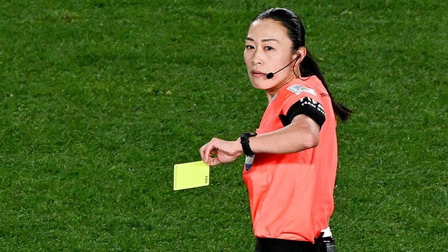 Yoshimi Yamashita mencetak sejarah di Piala Asia 2023. Wasit asal Jepang itu akan menjadi wanita pertama yang menjadi wasit di Piala Asia putra.