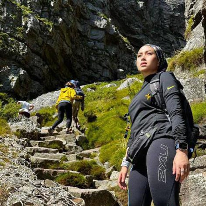 <p>Usut punya usut, ternyata ini bukan pertama kalinya Azrinaz melakukan hiking. Hal ini karena Bunda empat anak itu diketahui sudah berkali-kali mendaki di beberapa negara. (Foto: Instagram@azrinamazharhakim)</p>