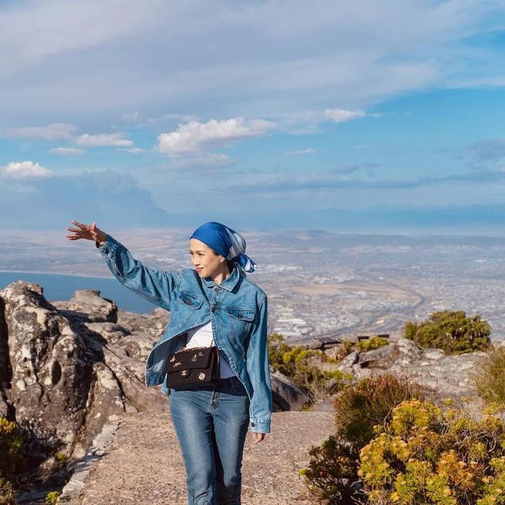 <p>Hal itu diungkapkan langsung oleh Azrinaz lewat momen yang diabadikannya saat mendaki gunung di Afrika Selatan. (Foto: Instagram@azrinamazharhakim)</p>