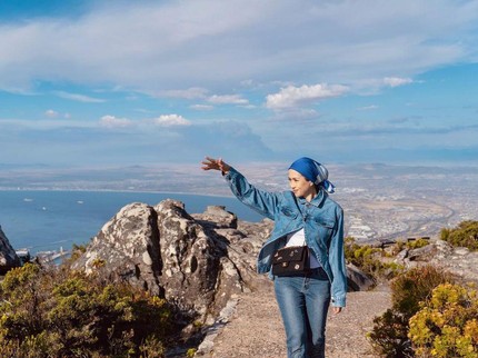 7 Potret Azrinaz Mazhar Mantan Istri Sultan Brunei Hobi Hiking, Terbaru di Afrika