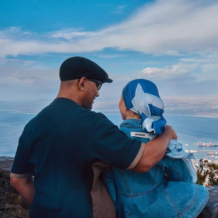 <p>Setelah resmi berpisah dengan Sang Sultan, Azrinaz menikah dengan Fairoz Khan Abdul Hamid pada 2018 dan telah dikaruniai dua anak perempuan. Belum lama ini, Azrinaz membagikan momen liburan tahun baru di Afrika. (Foto: Instagram@azrinamazharhakim)</p>