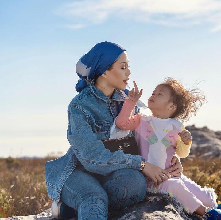 <p>Azrinaz bersama suami dan kedua putrinya itu merayakan tahun baru dengan mendaki Table Mountain di Cape Town, Afrika Selatan. Ia mengatakan ini adalah kebiasaannya setiap menyambut tahun baru. "Biasanya saya menyambut setiap tahun baru di monumen global yang terkenal untuk menghargai tempat-tempat dengan signifikansi sejarah yang unik," tulisnya. (Foto: Instagram@azrinamazharhakim)</p>