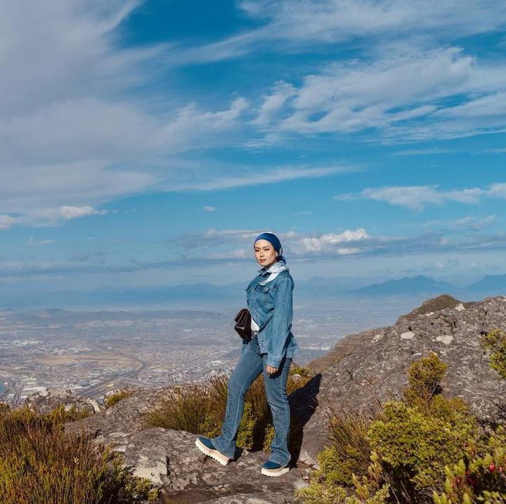 <p>Azrinaz Mazhar Hakim adalah mantan istri ketiga Sultan Brunei Darussalam, Hassanal Bolkiah. Belum lama ini, perempuan 44 tahun itu mengabadikan momen liburan bersama keluarga kecilnya dengan mendaki salah satu gunung di Afrika Selatan. (Foto: Instagram@azrinamazharhakim)</p>