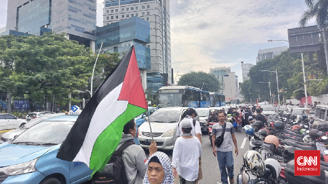 Arus lalu lintas di sekitar Tugu Tani, Jakarta Pusat, terpantau macet pada Sabtu (13/1) pagi karena aksi bela Palestina di depan Kedubes Amerika Serikat.