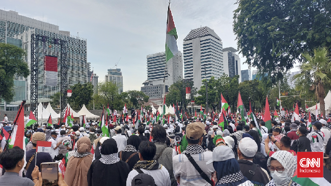 Ratusan demonstran menggelar demo di depan Kedutaan Besar Amerika Serikat di Jakarta, Sabtu (13/1), tepat 115 hari agresi Israel di Jalur Gaza.