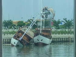 Kapal Pinisi Milik Pemkot Makassar Sempat Oleng gegara Air Laut Surut