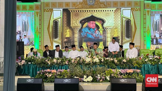 Pasangan capres-cawapres nomor urut 1 Anies Baswedan dan Muhaimin Iskandar menghadiri haul KH Bisri Syansuri di Jombang, Jumat (12/1) malam.