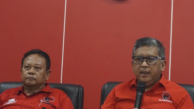 Hasto Kristiyanto mengatakan berbagai tindak intimidasi membuat Paslon nomor urut 01 dan 03 saling berkomunikasi.