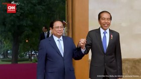 VIDEO: Kedekatan Jokowi dan PM Vietnam, Gandeng Tangan Saat Jalan