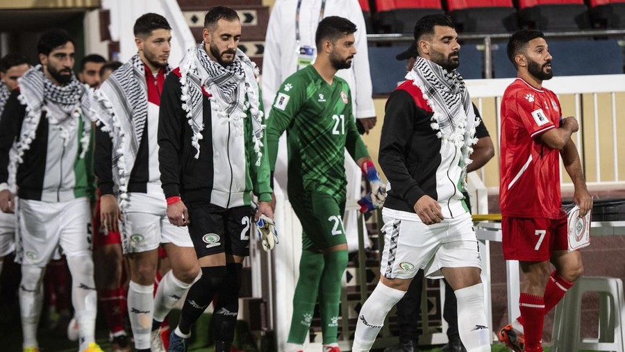 Timnas Palestina Palestinian players wearing traditional scarves enter the pitch ahead of the 2026 FIFA Soccer World Cup qualifier against Lebanon in Sharjah, United Arab Emirates, Thursday, Nov. 16, 2023. (AP Photo/Martin Dokoupil)