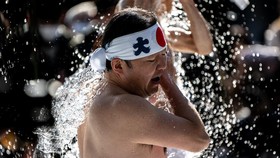FOTO: Sucikan Diri Lewat Ritual Mandi Air Es di Jepang