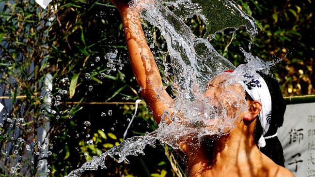 FOTO: Sucikan Diri Lewat Ritual Mandi Air Es di Jepang