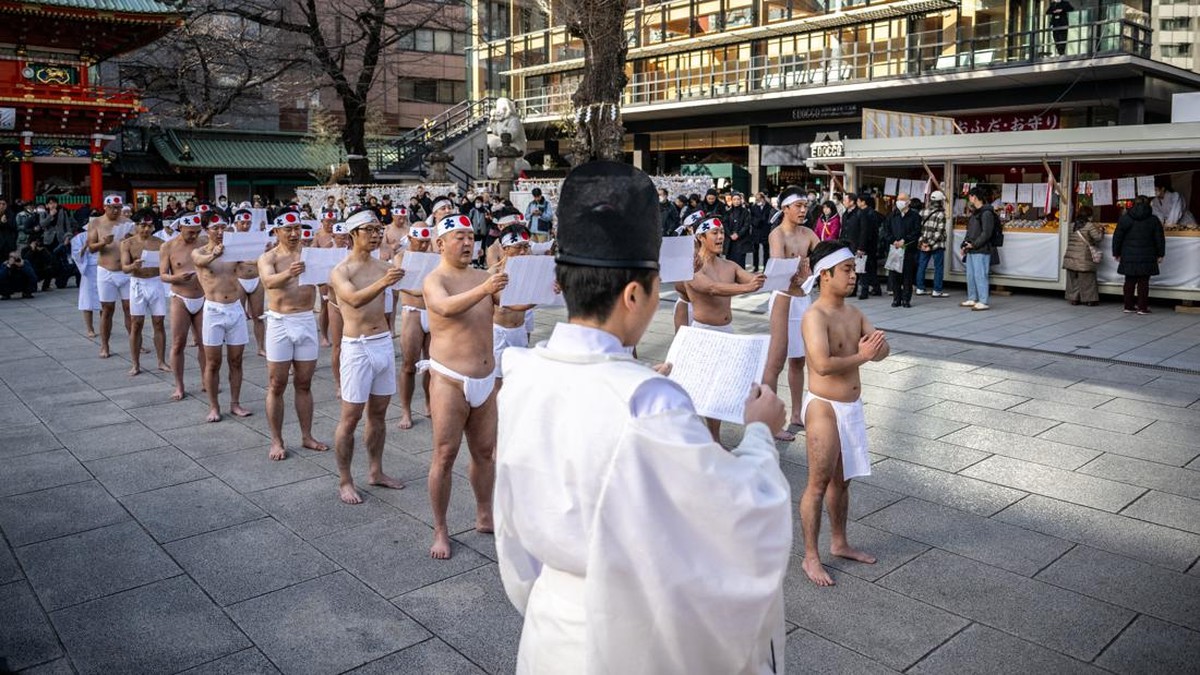 FOTO: Sucikan Diri Lewat Ritual Mandi Air Es di Jepang