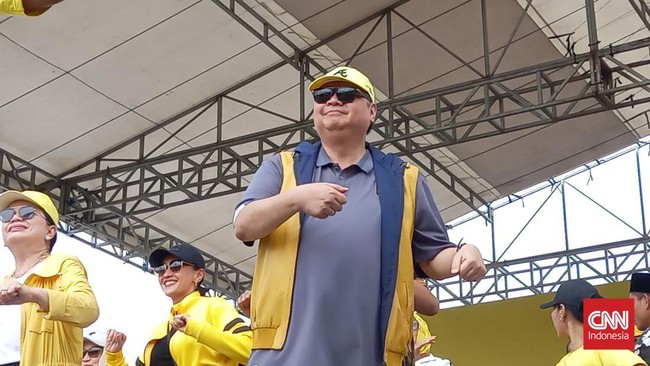 Ketum Golkar Airlangga rayu warga Lombok Tengah menangkan Prabowo-Gibran di Pilpres 2024 satu putara pakai senam gemoy.