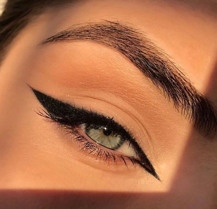 Model Eyeliner yang Sesuai dengan Bentuk Mata Kamu