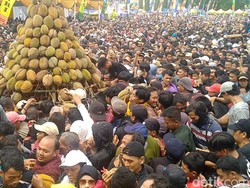 Festival Durian Pekalongan Ricuh, Pagar Pembatas Jebol-Warga Pingsan