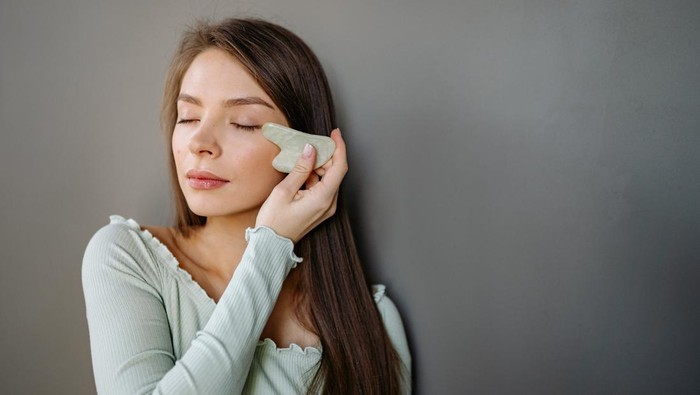 img-title 5 Manfaat Gua Sha untuk Wajah, Pahami Cara Penggunaan agar Manfaat Dirasakan Maksimal