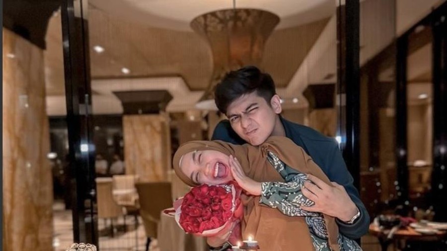 Intip Lagi Momen Romantis Teuku Ryan dan Ria Ricis Saat Makan Bersama Intip Lagi Momen Romantis Teuku Ryan dan Ria Ricis Saat Makan Bersama