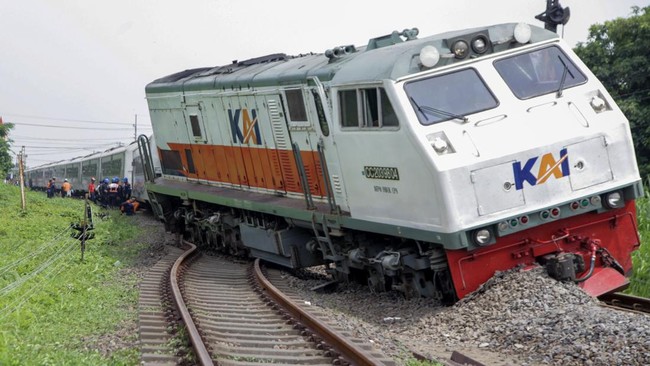 PT KAI menyatakan perjalanan kereta lintas selatan Jawa mengalami keterlambatan akibat anjlok KA Pandalungan di Stasiun Tanggulangin Minggu (14/1) pagi.