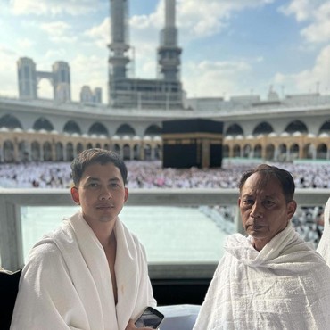 Unggah Momen Umrah bareng Ayah Usai 22 Tahun Tak Akur, Kiki Farrel: Canggung