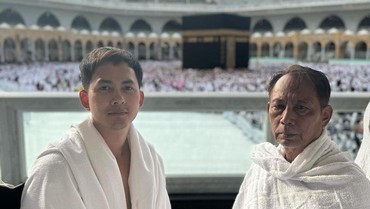 img-title Cerita Kiki Farrel 22 Tahun Ditelantarkan Sang Ayah dan Kini Umrah Bareng
