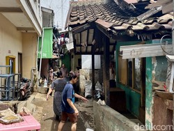 Warga Braga Digigit Ular-Kena Pecahan Kaca Saat Cikapundung Meluap