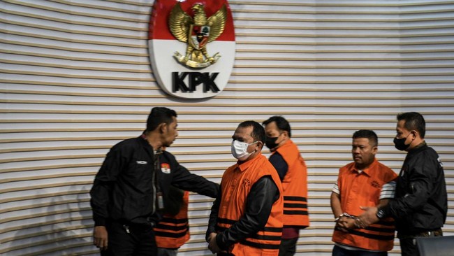 KPK menyita uang sejumlah Rp48,5 miliar terkait dengan penyidikan kasus dugaan suap yang menjerat Bupati Labuhanbatu nonaktif Erik Atrada Ritonga (EAR).