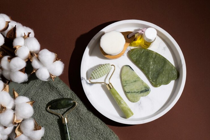 5 Manfaat Gua Sha untuk Wajah dan Cara Penggunaannya