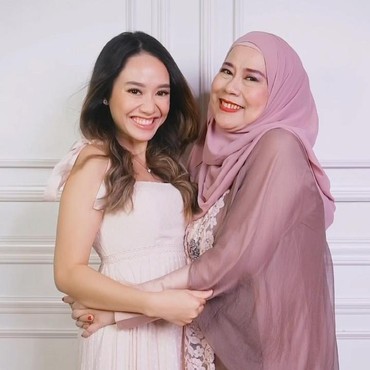 Inilah 6 Potret Kedekatan Dewi Yull dan Sang Menantu Merdianti Octavia