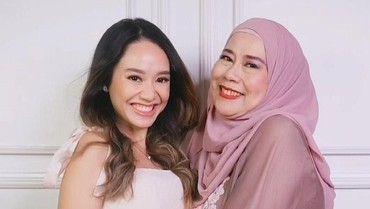img-title Inilah 6 Potret Kedekatan Dewi Yull dan Sang Menantu Merdianti Octavia