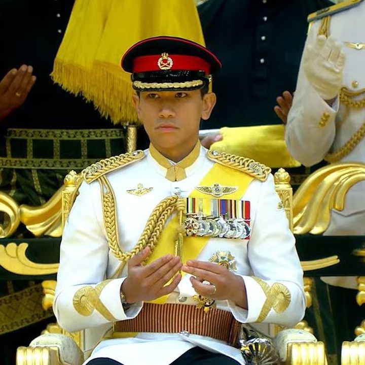 <p>Pangeran Mateen dan istrinya Anisha lalu duduk di pelaminan megah yang didominasi warna emas. Keduanya menjalani rangkaian prosesi disaksikkan oleh keluarga dan tamu undangan yang hadir. (Foto: YouTube RTB News)</p>