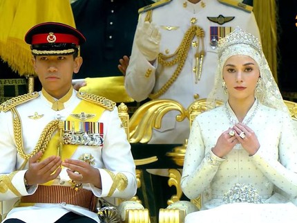 7 Potret Royal Wedding Pangeran Mateen & Anisha Kalebic, Sapa Rakyat Naik Mobil Mewah