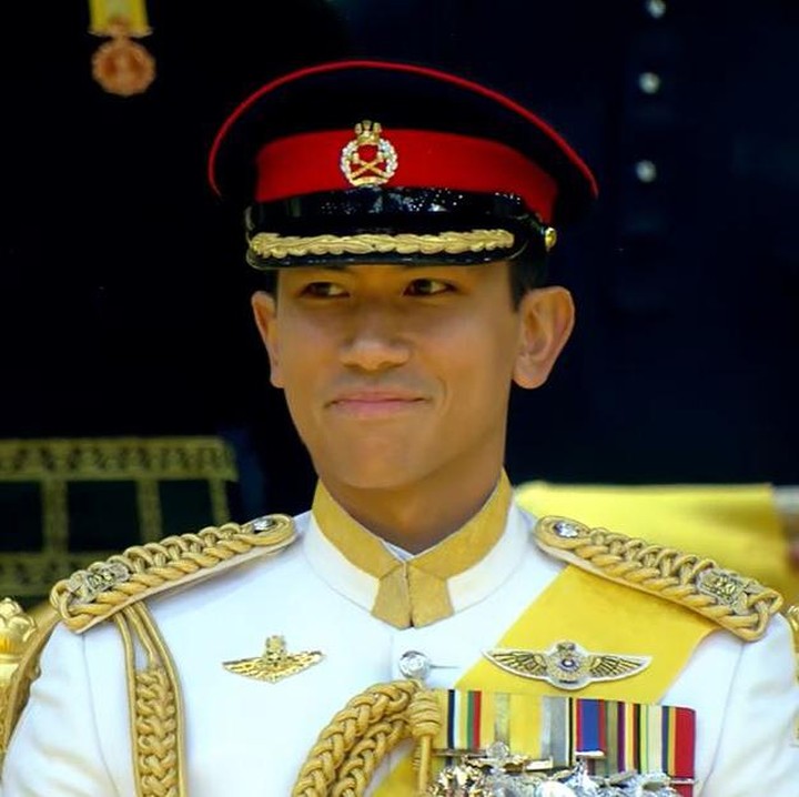 <p>Selanjutnya, Pangeran Mateen masuk ke alai Singgahsana Indera Buana dan berjalan menuju mempelai perempuan. Pria 32 tahun ini terlihat gagah mengenakan pakaian resmi negara. (Foto: YouTube RTB News)</p>