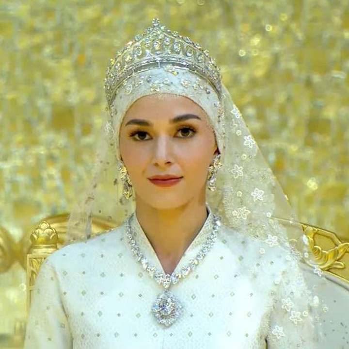 <p>Upacara Bersanding dimulai saat mempelai perempuan Anisha Isa Kalebic masuk ke Balai Singgahsana Indera Buana. Anisha tampil anggun menggunakan gaun berwarna putih dengan penutup kepala dan mahkota. (Foto: YouTube RTB News)</p>