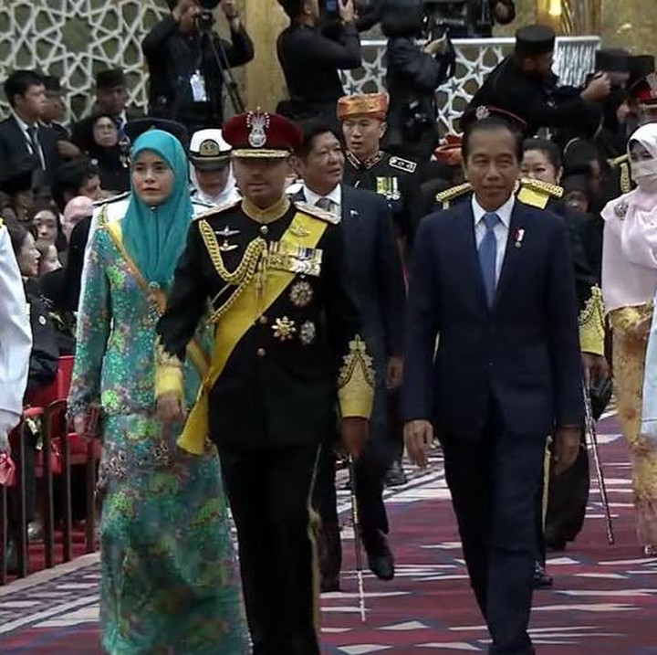 <p>Acara ini juga dihadiri oleh para pentinggi negara sebagai tamu undangan, Bunda. Presiden Joko Widodo (Jokowi) tampak hadir bersama Menteri Luar Negeri Retno Marsudi dan Menteri BUMN Erick Thohir. Saat masuk ke ruang resepsi, Jokowi disambut oleh Pangeran Al-Muhtadee Billah atau ahli waris takhta Brunei yang pertama. (Foto: YouTube RTB News)</p>