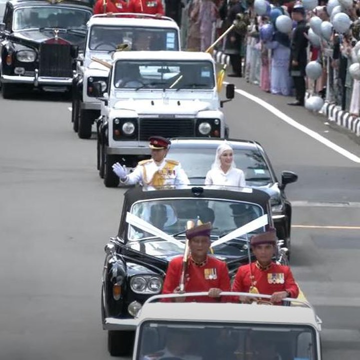 <p>Rangkaian acara pernikahan lalu dilanjutkan dengan menyapa rakyat. Pangeran Mateen dan istrinya berdiri di mobil mewah dengan atap terbuka, kemudian menyapa semua rakyat yang sudah menunggu di sepanjang jalan. Keduanya terlihat sangat bahagia, Bunda. (Foto: YouTube RTB News)</p>