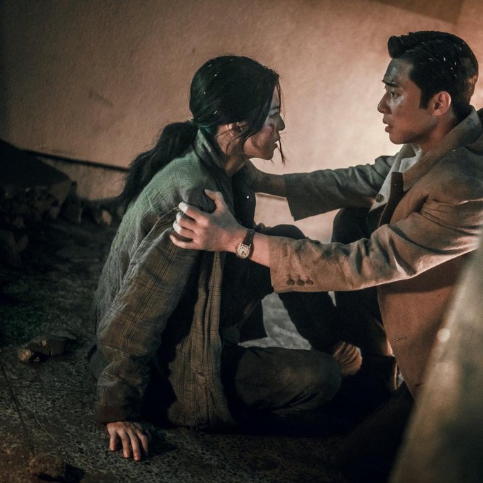 Park Seo Joon dan Han So Hee di Drama Gyeongseong Creature / Foto : x.com/Netflixkcontent