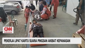 VIDEO: Pekerja Lipat Kartu Suara Pingsan Akibat Kepanasan