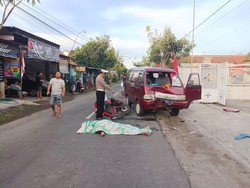 Hindari Jalan Berlubang, Pengendara PCX di Tulungagung Tewas Tabrak Minibus