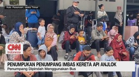 VIDEO: Penumpukan Penumpang Imbas Kereta Api Anjlok